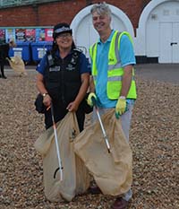 Kemptown MP helps with beach litter pick up